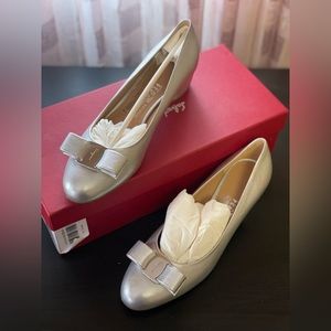 Ferragamo silver Vara pumps
